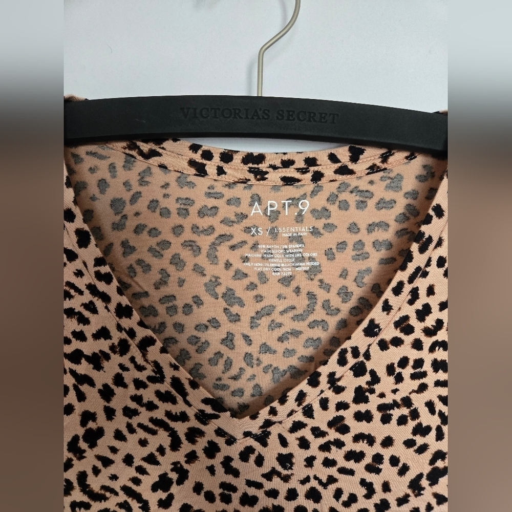 Apt. 9 Leopard Print Women's V neck - Picture 2 of 3